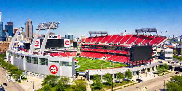 加拿大多伦多BMO体育场日间全景，红色座椅醒目